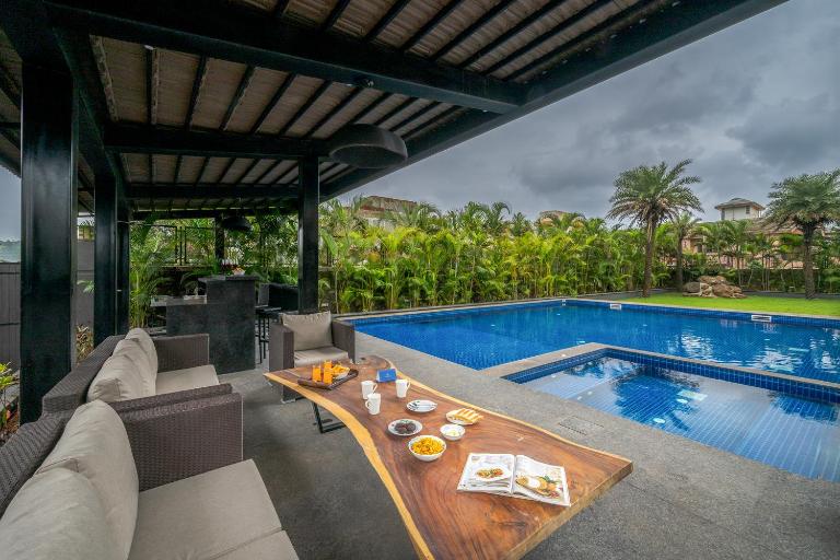 SaffronStays Three Palm Villa -7-BR villa with pool, jacuzzi, gazebo bar & lawns for celebrations in Lonavala - B&B Lonavla