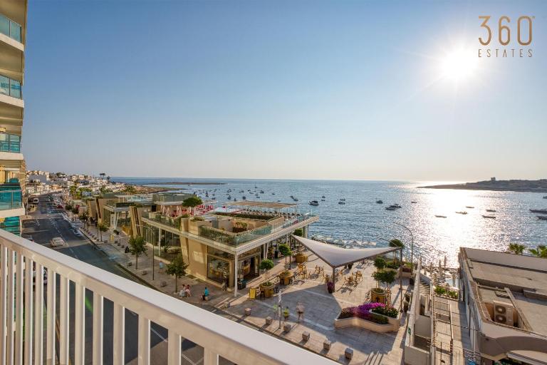 Seafront 2BR fully equipped home with comfy bed Qawra by 360 Estates - Chambres d'hôtes San Pawl il-Bahar