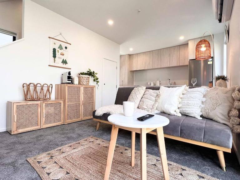 Cozy Rattan Escape Winter Warmth in Central CHC - B&B Christchurch