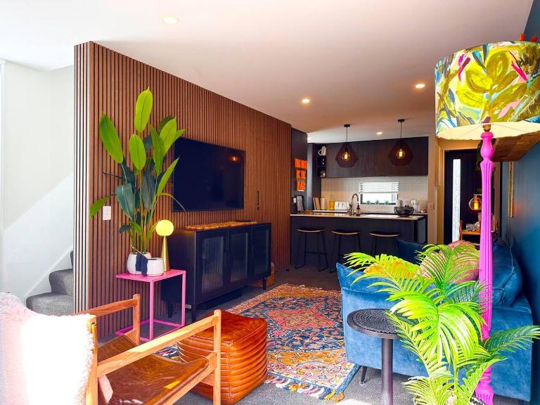 Whistle Stop Townhouse with Courtyard and Free Parking - B&B Christchurch