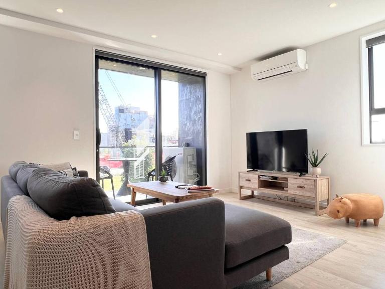 CBD Bright Warm Home Free Parking in quiet complex - B&B Christchurch