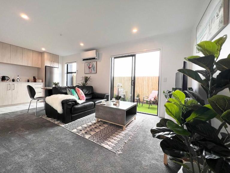 Hereford King Bed Townhouse with Workspace and 65 Inch TV - Ferienwohnung Christchurch