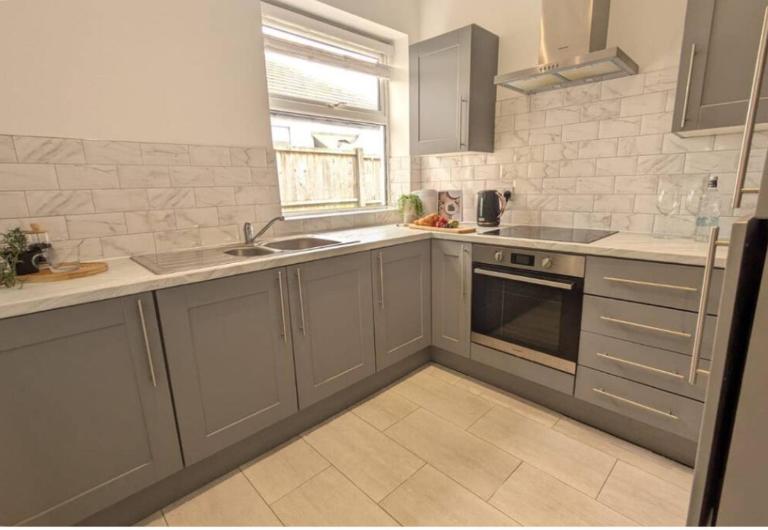 Spacious Bungalow in St Helens, 1-Min Drive to Carr Mill Bridge - Chambres d'hôtes St Helens