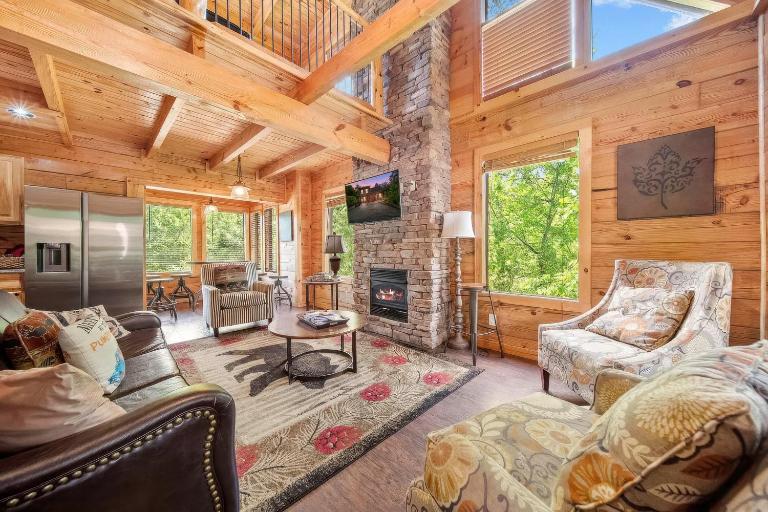 Mountain Views, Hot Tub & Theater Near Dollywood - B&B Pigeon Forge