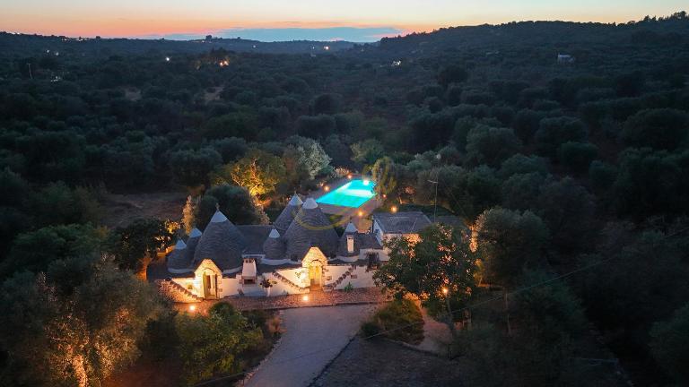 TD Trulli Fico dIndia w Pool Immersed in Nature - B&B Ceglie Messapica