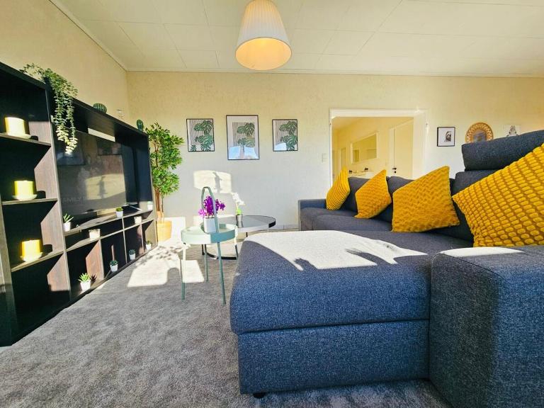Chic Urban Stay 2BR with parking- BEL4 - Bed and Breakfast Luxemburg