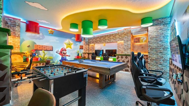 Newly Renovated Home w Pool Hot Tub & Games Room - Chambres d'hôtes Davenport