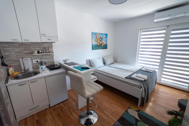 Dekart 2 - B&B Niš