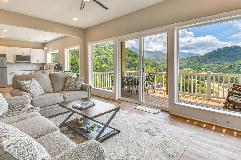 Smoky Mtn Getaway: Modern 2BR/2BA w/Stunning Views - Bed and Breakfast Maggie Valley