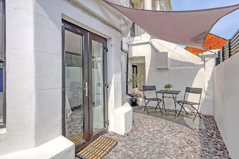 Writers Corner - Luxury 1 Bed Apartment with Private Terrace & Parking - In the heart of Wanstead Village - Ferienwohnung London