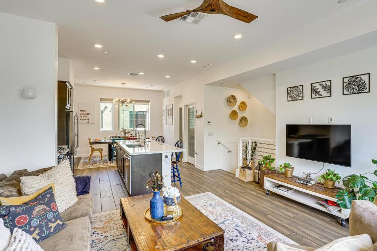 2 Mi to Cabrillo Beach: Luxe LA Gem w/ Balcony - B&B San Pedro