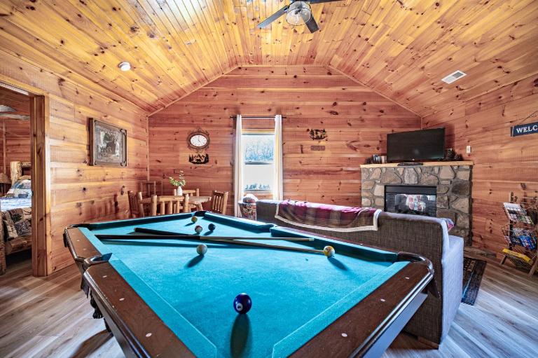 Mountain View Hot Tub, Fire Pit & Pool Table - Chambres d'hôtes Sevierville