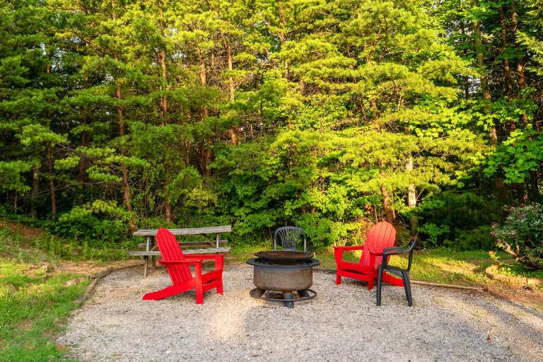 Mountain View Cabin with Deck Hot Tub & Fire Pit - Bed and Breakfast Sevierville