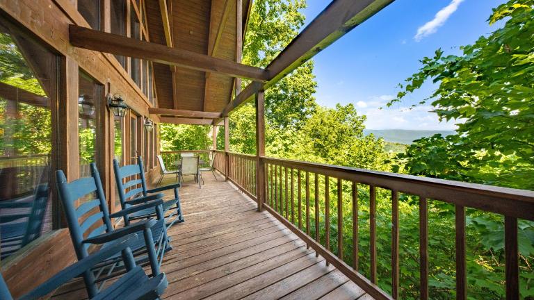 Mountain View Cabin with Hot Tub, Fire Pit & Deck - Chambres d'hôtes Sevierville