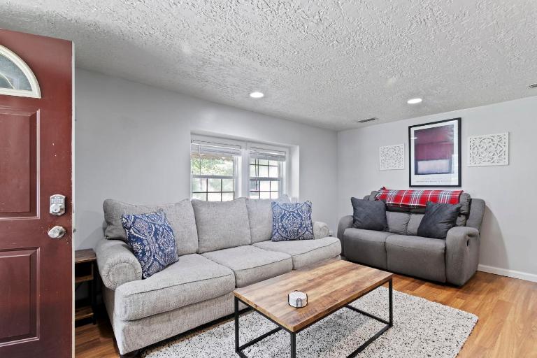 Cozy & Quiet Home Away from Home - 3 Beds 2 Baths - Fully Fenced Yard - B&B Indianapolis
