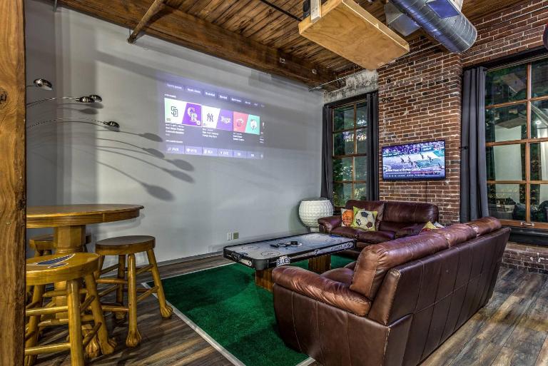 Denim Lofts-Sports DWTN Loft-Projector TV-Poker Table-Balcony-2C - B&B St Louis