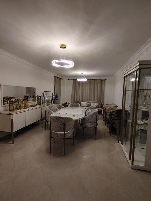 2BHK, 90s street, in front of Hydepark & Mivida - Bed and Breakfast Caïro