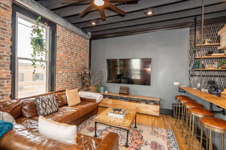 The Brick Dachshund - Chic for 9 - B&B Blanchester