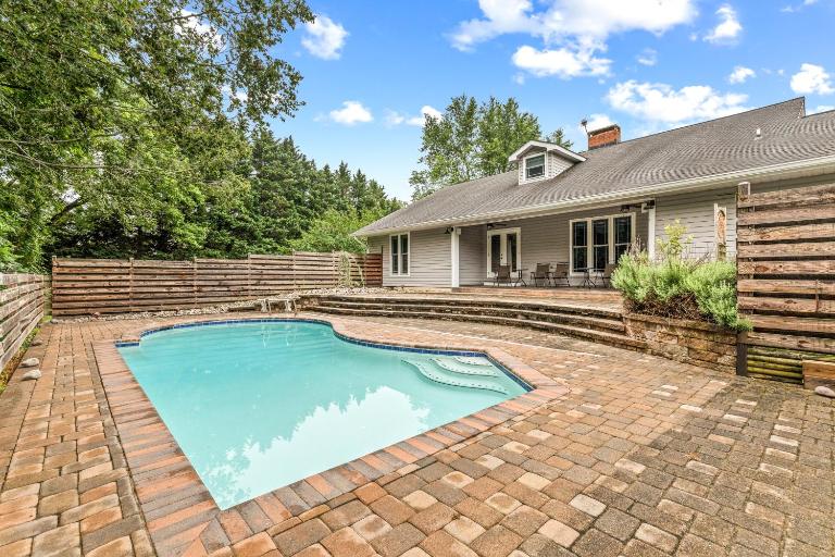Vanishing Run Retreat with Pool - B&B Harwood