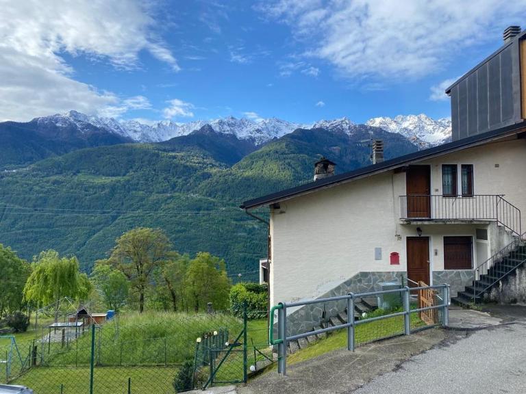 Stupenda vista sulle Orobie con giardino e barbecue - B&B Teglio
