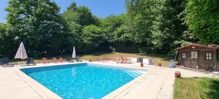 Réole Gîte familial au calme - parc, piscine & parking - B&B Reignac