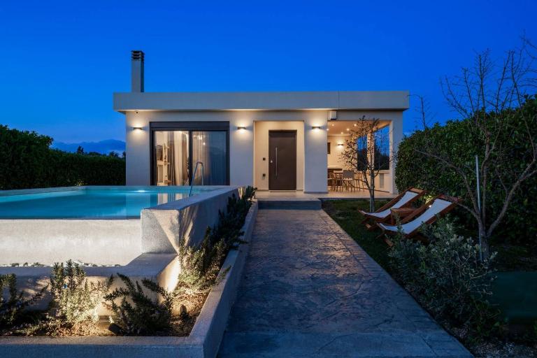Villa Solace, A Serene Retreat with Heated Pool by MindYourVilla - Chambres d'hôtes Koukkounára