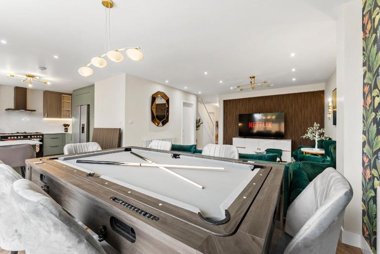 Stylish group retreat with garden, games & parking in West London - Ferienwohnung Staines-upon-Thames