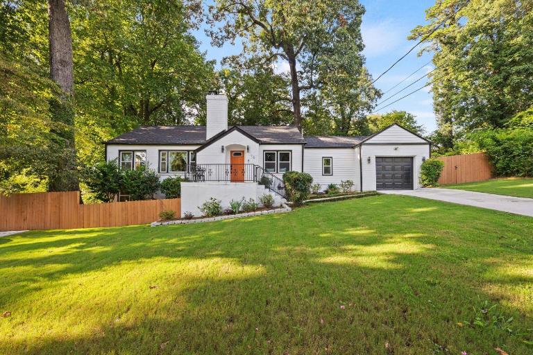 Chic 2BR Downstairs Unit - Fenced Yard Grant Park - B&B Atlanta