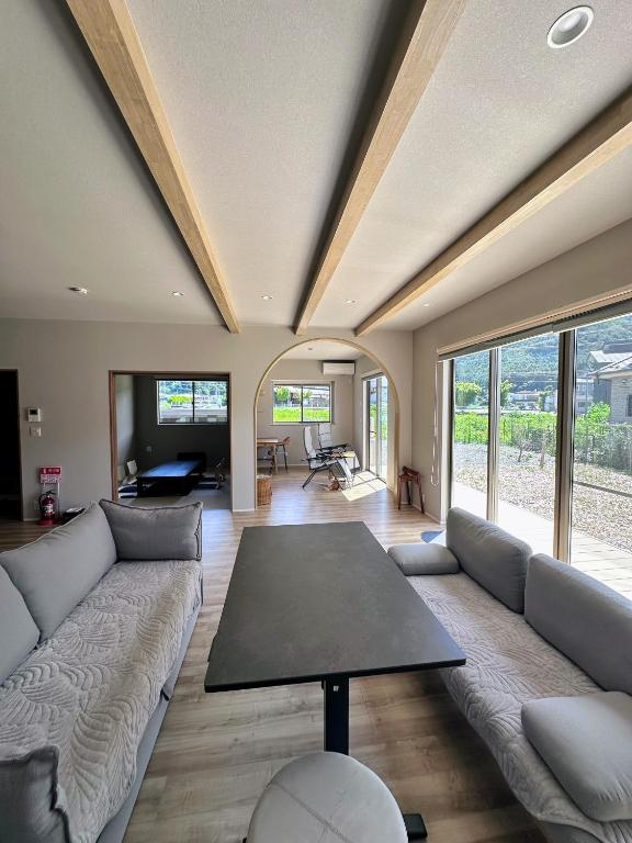 wag ur day - Spacious Villa Sleeps 10 Pet-Friendly dogs and cats Up to 7 Huge Private Dog Run - Bed and Breakfast Fujikawaguchiko