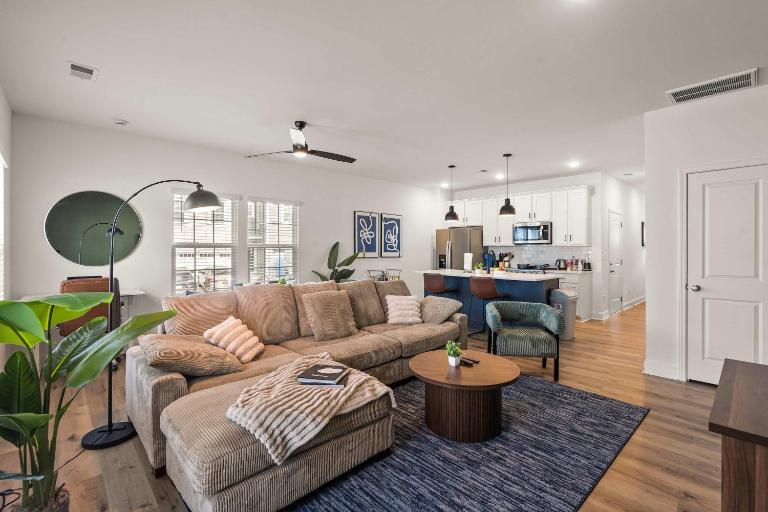 3BR Townhouse King Bed Backyard Airport - Bed and Breakfast Charlotte