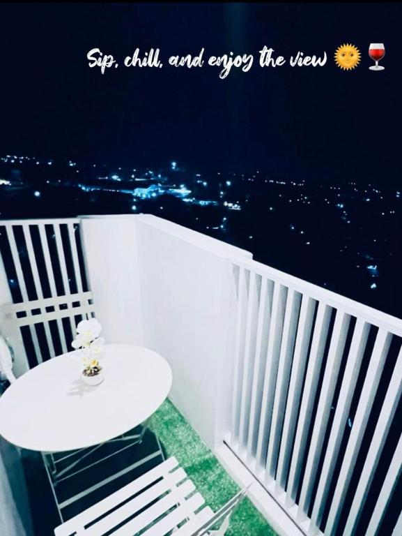 Reflective Woodscape- 1 Bedroom with Balcony - Bed and Breakfast Bacolod City