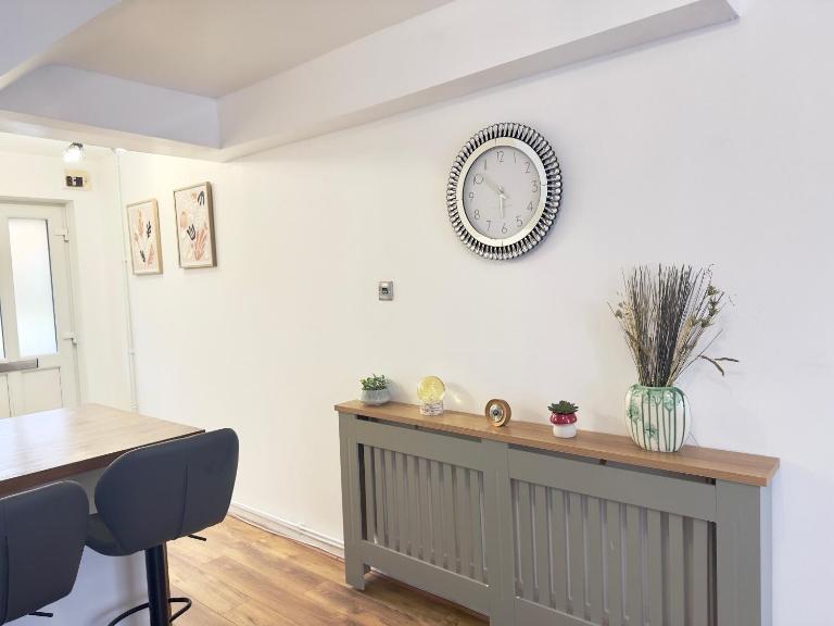 The Cozy Hideaway - 2 Bedroom apartment with garden in Orpington with free Parking - Chambres d'hôtes Foots Cray