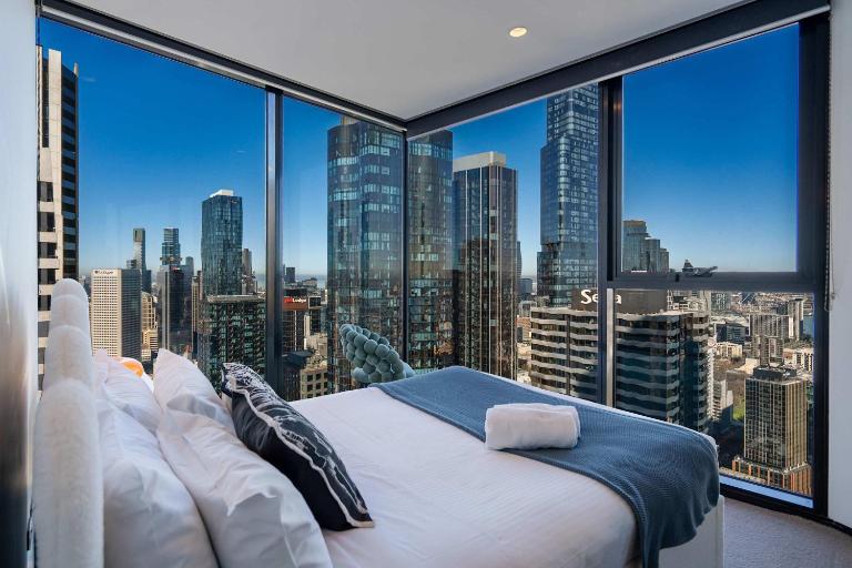 High-Rise CBD Apt L50 Luxe City Views and Free Parking - B&B Melbourne