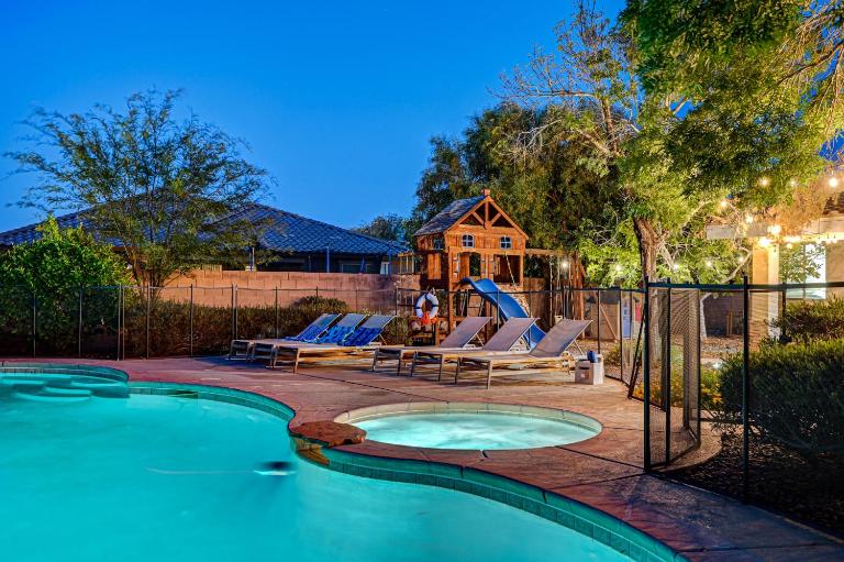 Luxury 6 BR Home Large Pool & Spa with Grassy Yard - B&B Las Vegas