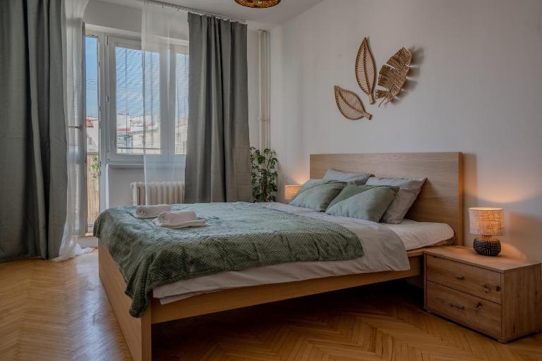 Spacious residential apt with balcony by TV tower - B&B Prague