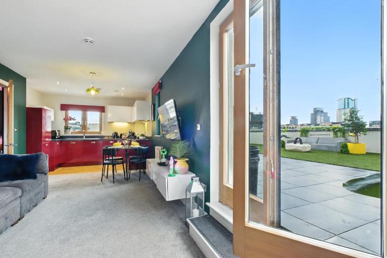 Penthouse Botanica- Wyndale Signature Stays - Bed and Breakfast Birmingham
