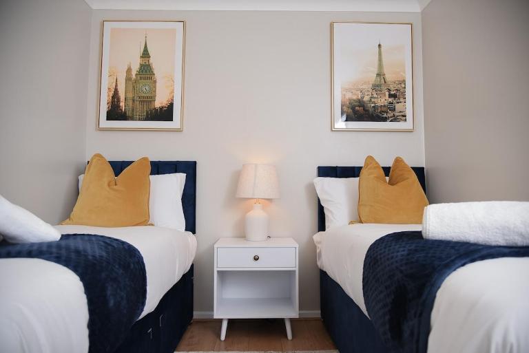Cosy Luxe 3Bed Retreat Hot Tub BBQ Parking Near Town Perfect for Contractors Families Short & Long Stay - B&B Hythe