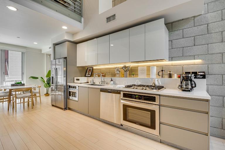Walk to Universal Studios: Loft-Style LA Home - B&B Los Ángeles