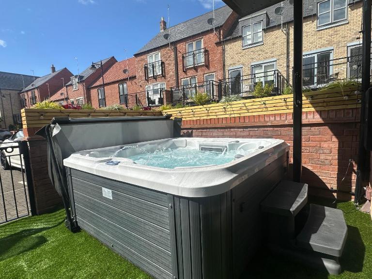 Designer Townhouse with Hot Tub, Balcony and Bronze Sculptures - B&B Kingston upon Hull