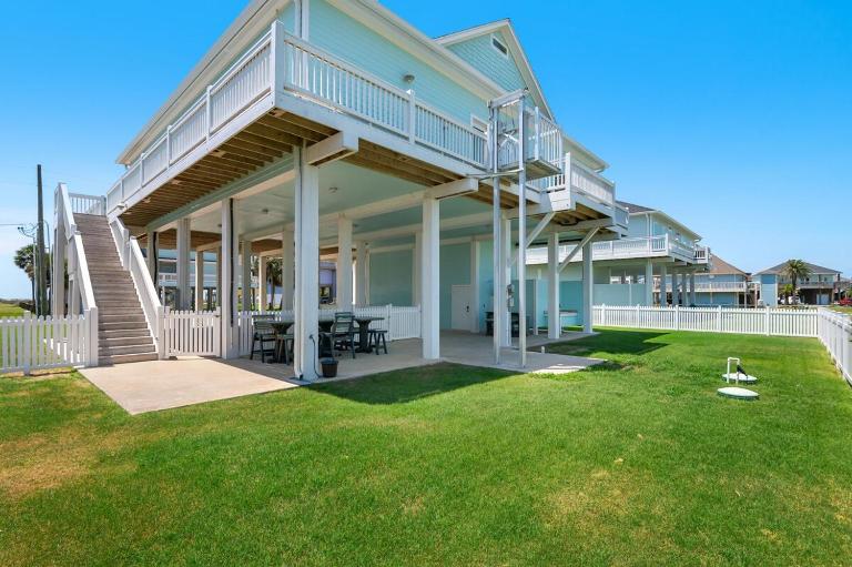 Beach Hideaway Spacious 4BR Game Loft, Hot Tub, Deck, Walk to Beach - B&B Port Bolivar