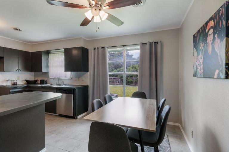 BL, Lackland- BMT- Seaworld- Washer-dryer - B&B San Antonio