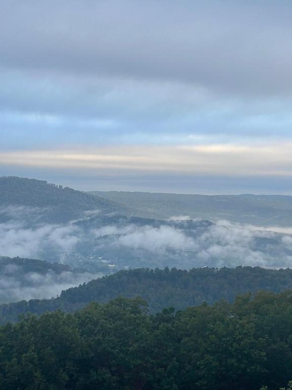 Lookout Mtn cabin with a view - Bed and Breakfast Rising Fawn