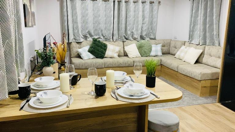 BAF Luxury Stays - Billing Aquadrome - Caravan Sleeps 8 - Chambres d'hôtes Great Billing