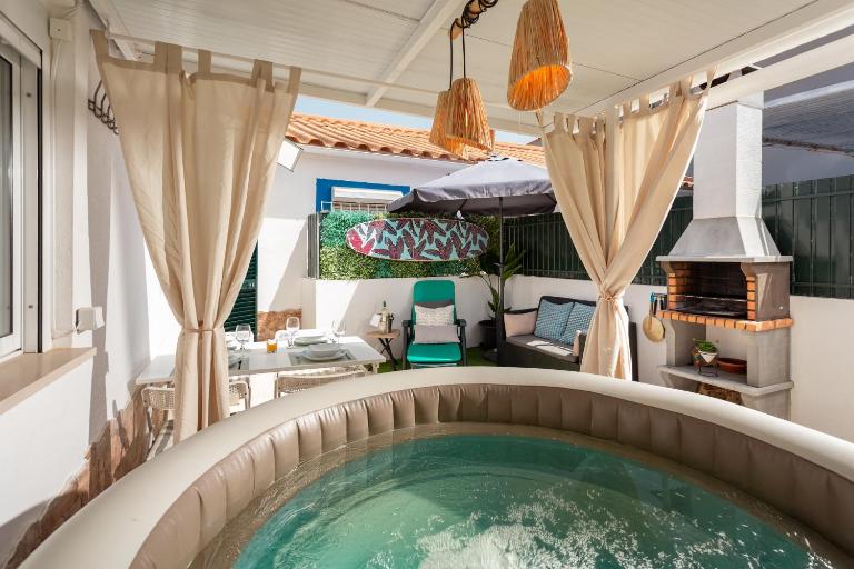 "Linda's Guest House" Beach House with Private Patio & Hot Tub, 3 Min from the Beach - Bed and Breakfast Costa de Caparica