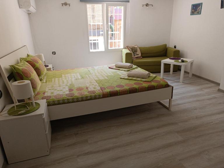 Wendy House - Central Sofia - 3BRDR - Private Courtyard - 5 min to Vitosha blvd - B&B Sofia