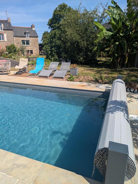 Maison 2 chambres - terrasse - piscine - Ferienwohnung Taden