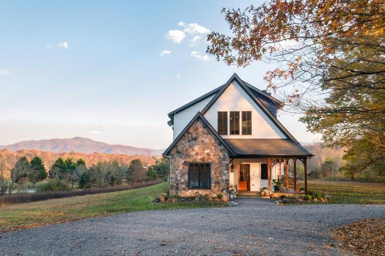 The Indigo House, an adults only, modern bed and breakfast for outdoorsy humans and kind dogs - B&B Afton