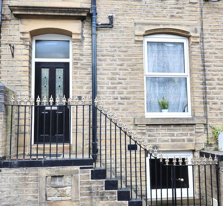 Cosy 3 Bed Home, Holywell Green - B&B Greetland