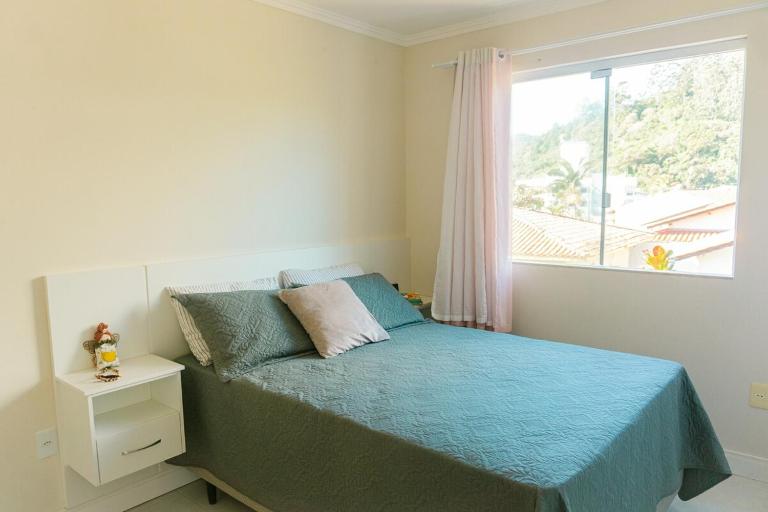 quarto privativo com vista morro do macaco150m praia - B&B Bombinhas