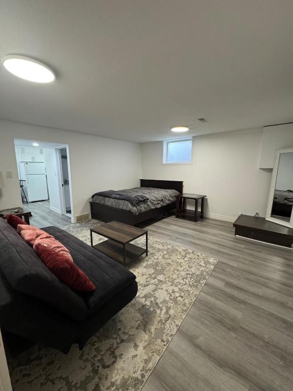 Studio Basement Apartment - Bed and Breakfast Kitchener